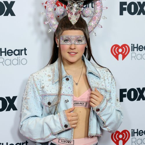 iHeartRadio Music Awards 2025: JoJo Siwa Reveals Her Mom Made Her Massive Headpiece for Red Carpet