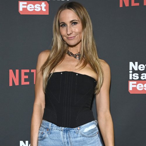 Nikki Glaser's Parents Apologize for "Gross" Comments About Julia Roberts & Travis Kelce at Eras Tour