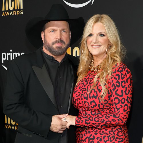 Trisha Yearwood Shares How Husband Garth Brooks Flirts With Her Over    Medium 