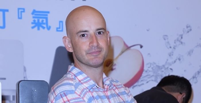 金曲歌王獲封法國影帝荒山亮 下巴收不回來 大紀元 Flipboard