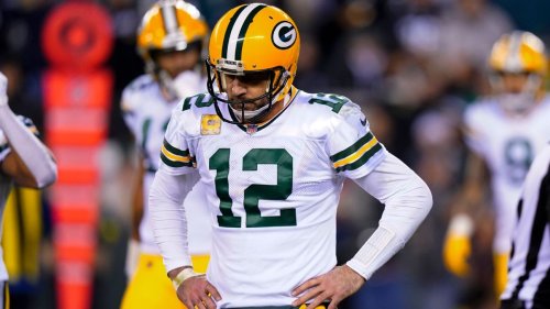 Packers QB Rodgers (ribs) exits loss to Eagles in 3rd quarter