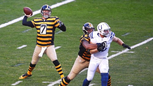 Big Ben throws for 522 yards, 6 TD in rout