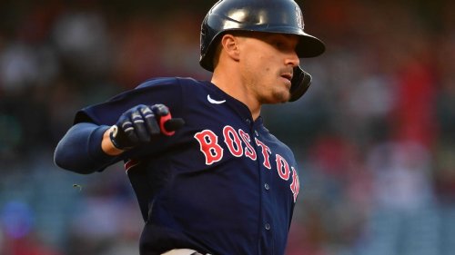 Red Sox get utilityman Hernandez back from IL