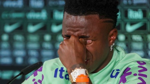 Vinícius in tears over racism: 'I just want to play football'