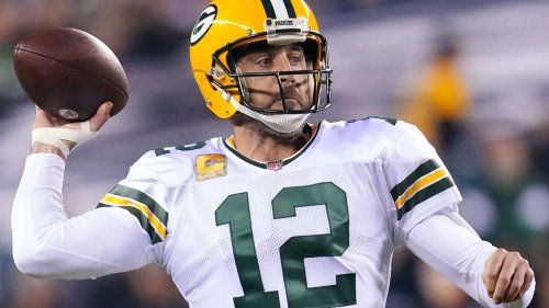 Packers QB Rodgers exits loss to Eagles in third quarter