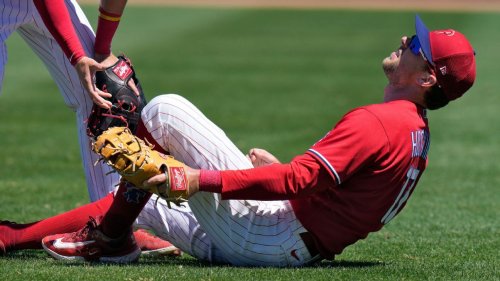 Phillies 1B Hoskins carted off with knee injury