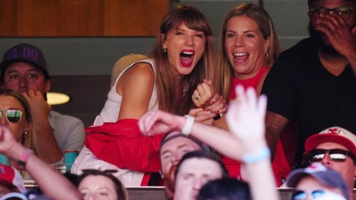 Taylor Swift accepts Travis Kelce invite, at Chiefs game
