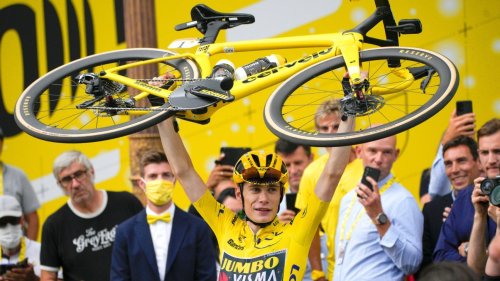 Vingegaard defends in 'amazing' Tour de France