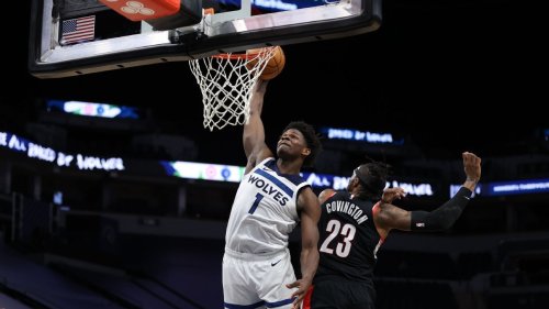 Edwards powers Wolves' win with career-high 34