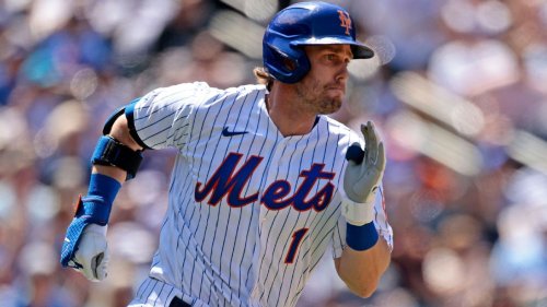McNeil back in Mets' lineup after five games out