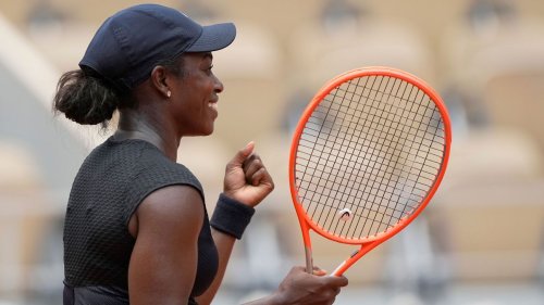 Stephens stifles Watson in 3 sets at Indian Wells