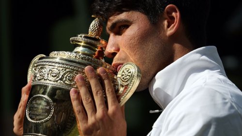 Carlos Alcaraz sweeps Novak Djokovic, wins 2nd Wimbledon title