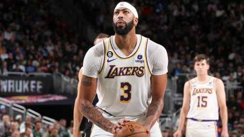 Davis leaves Lakers' game with flu-like symptoms