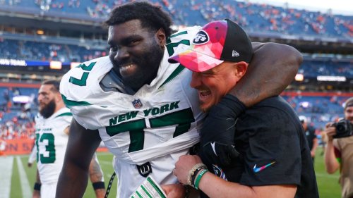 Jets teammates Aaron Rodgers and Mekhi Becton: A hug story and mom's tears