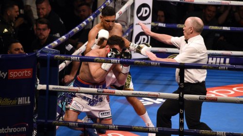 Amir Khan crushes Phil Lo Greco in 39-second welterweight win
