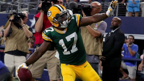 Packers' Davante Adams avoids free agency, signs multiyear extension