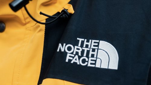 Diesen lässigen Jacken-Trend von The North Face tragen Männer im Frühling 2025