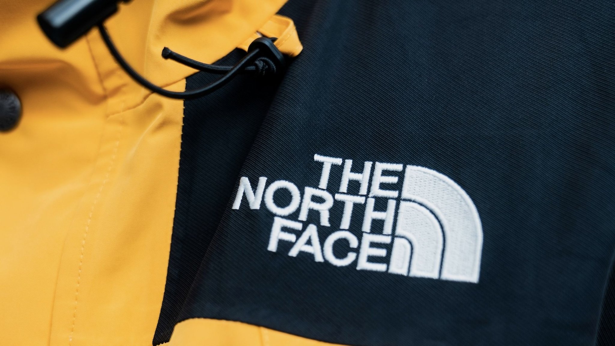 Diesen lässigen Jacken-Trend von The North Face tragen Männer im Frühling 2025