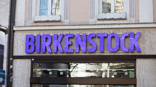 Gute Typen tragen im Sommer 2025 die Coconut-Birkenstocks zu allem