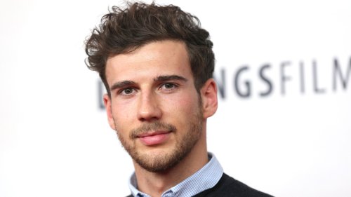 Ungewohnt, aber so cool: Leon Goretzka setzt jetzt auf Birkenstocks!