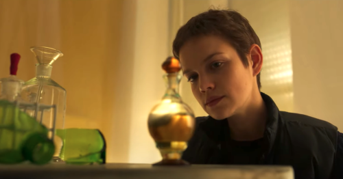 Der Parfumeur auf Netflix: Die düstere Neuverfilmung mit Emilia Schüle