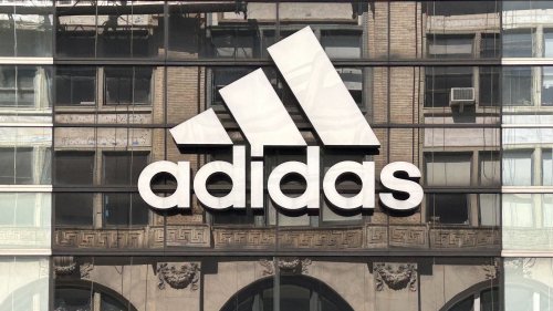 Training trifft Denim! Die coolste Jacke des Sommers shoppen Mode-Fans jetzt bei Adidas