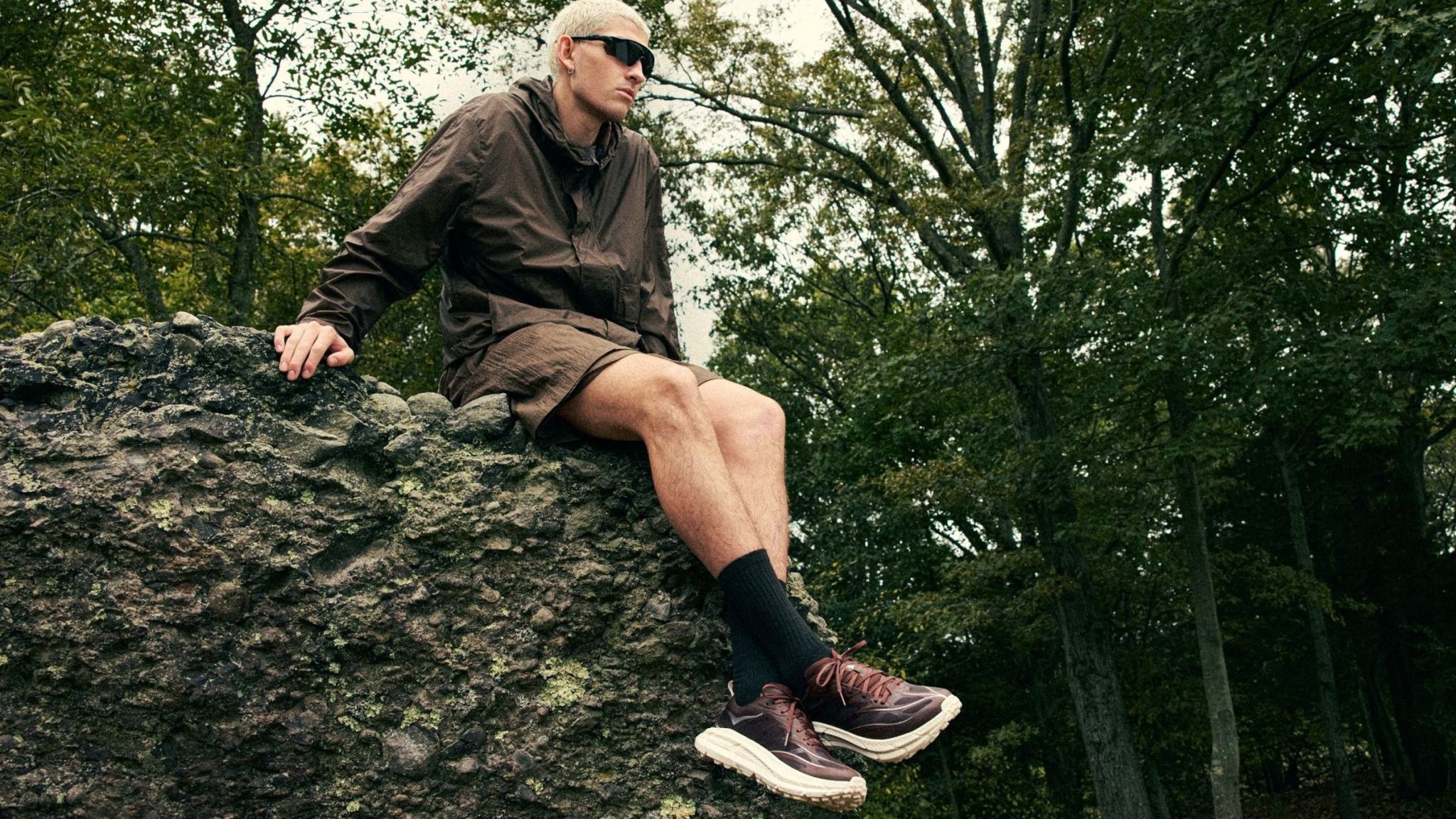 Einer der wichtigsten Schuh-Trends im Frühling führt uns über Stock und Stein: Trailrunning-Schuhe