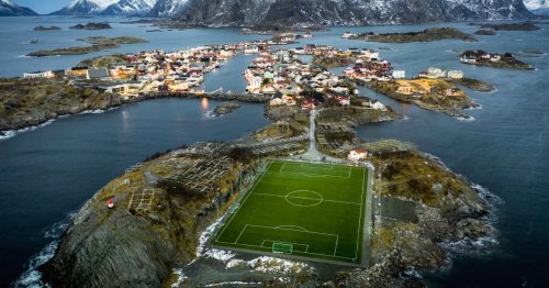 Fußball spielen mitten im Meer oder in 20 Metern Höhe: Das sind die 18 kuriosesten Sportplätze der Welt