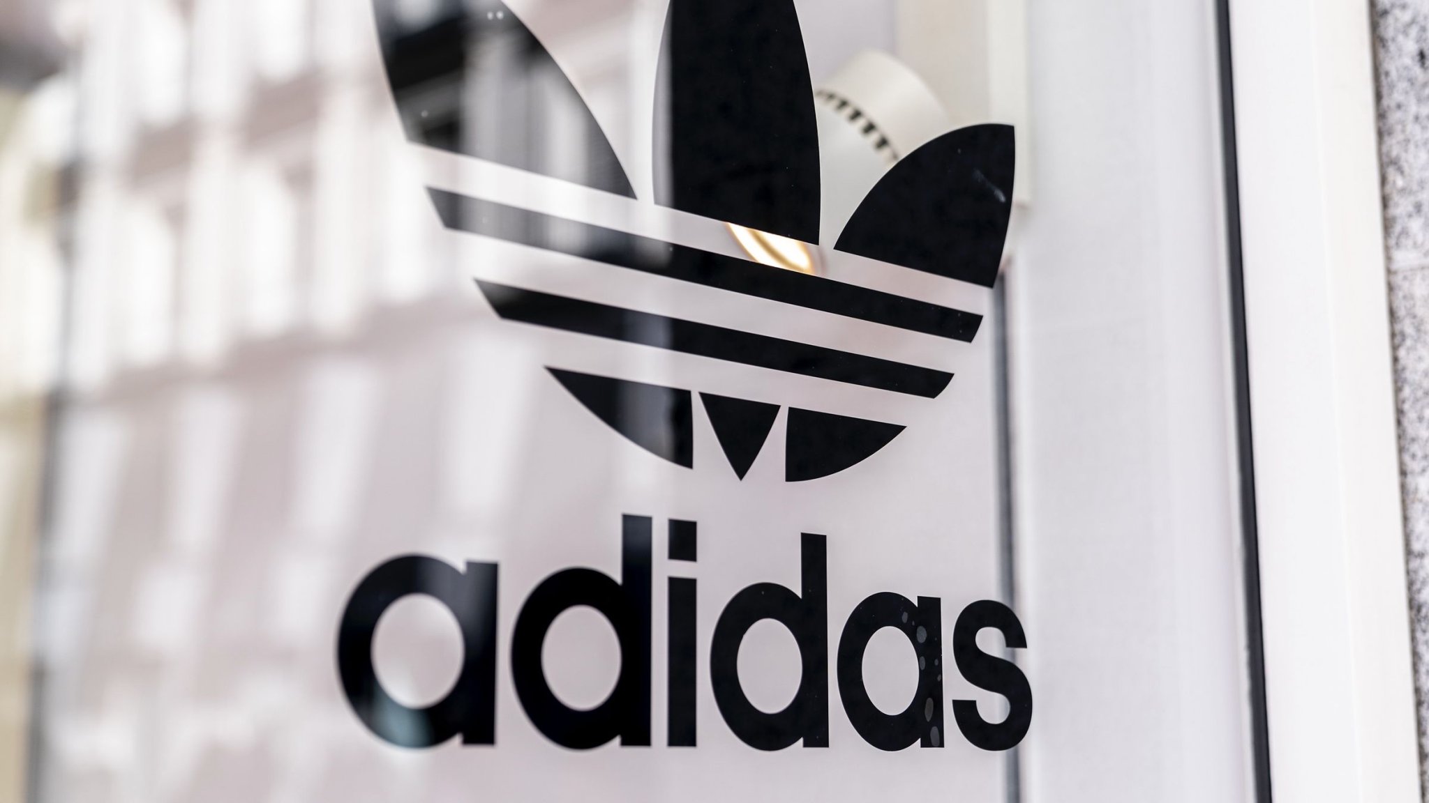 ChatGPT hat uns verraten: Das ist der lässigste Adidas-Sneaker 2025!