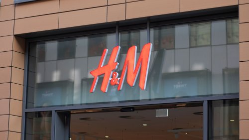 Das „Muschel“-Hemd von H&M sieht im Sommer 2025 supercool aus