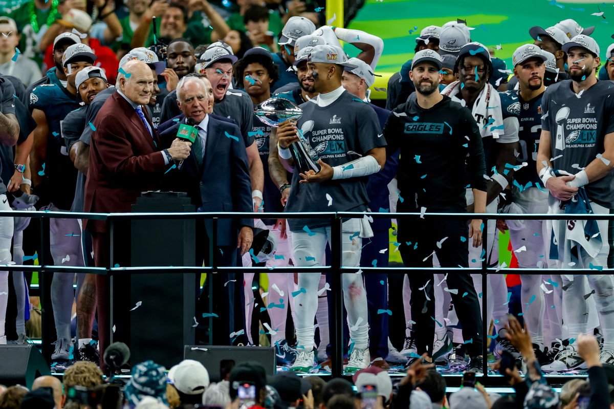 Eagles Legend Sends Clear Message to Jalen Hurts After Eagles QB Missed