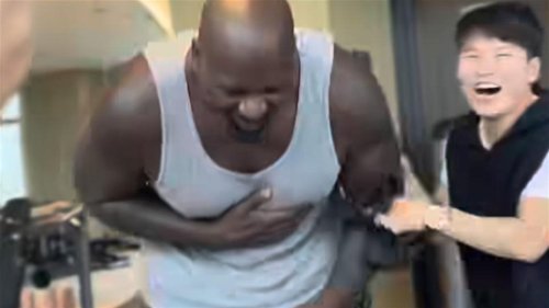 “Shaq Is an Impossibly Large Human”: Female UFC Champ Lifting Up Shaquille O’Neal Despite a Weight Difference of 210LBS Sends Fans in a Frenzy
