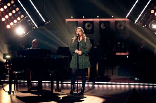 Kelly Clarkson Gives Powerful Rendition Of Alanis Morissette’s ‘Ironic’