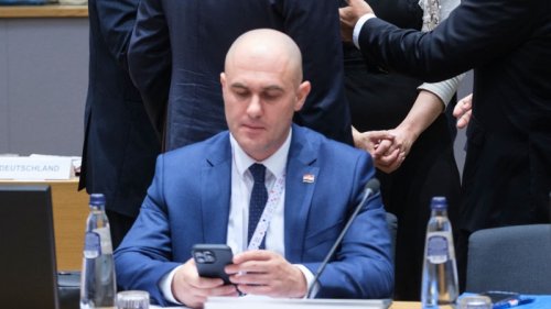 Croatian deputy leader resigns over video of him shooting from car - Euractiv