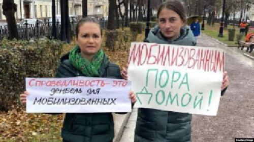 Russian Women Adopt New Way To Protest War: One Putin Cannot Easily Block – Analysis