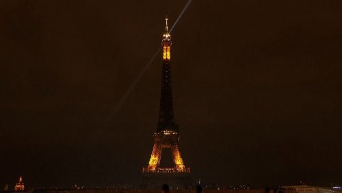 VIDEO : Watch lights on the Eiffel Tower switch off as France fears winter energy shortage