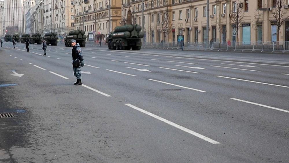 شاهد: مركبات عسكرية روسية تتجه إلى الساحة الحمراء في موسكو للاحتفال بيوم النصر