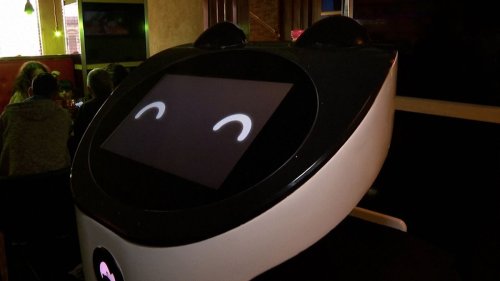 Video. Roboter-Kellner stiehlt die Show in einem Restaurant in Havanna
