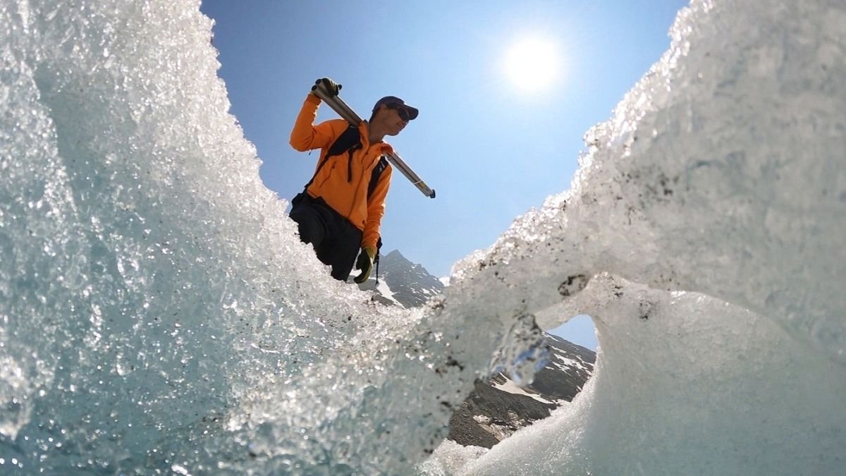 Comment le changement climatique transforme les glaciers suisses en « gruyère »