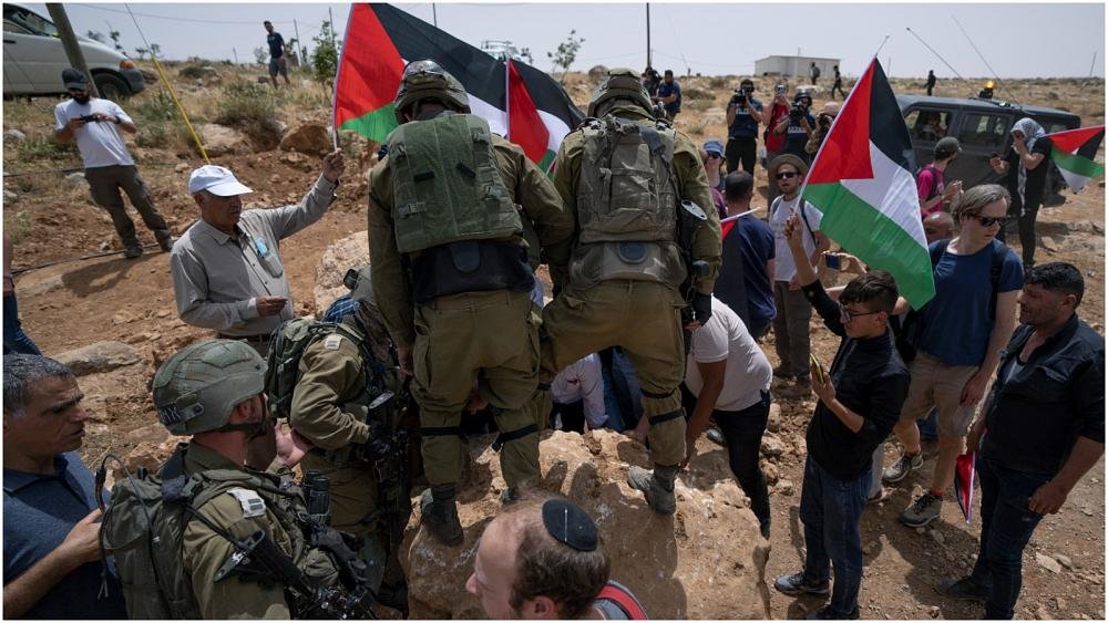 شاهد: صدامات بين فلسطينيين ومستوطنين في مسافر يطا في الضفة الغربية