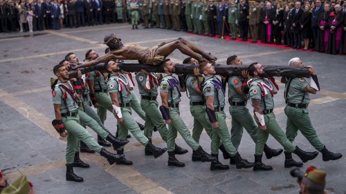 Video. Soldaten tragen Christusstatue in der Gründonnerstagsparade durch Málaga