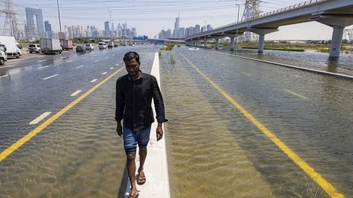 Los Emiratos Árabes Unidos luchan por recuperarse de unas inundaciones sin precedentes