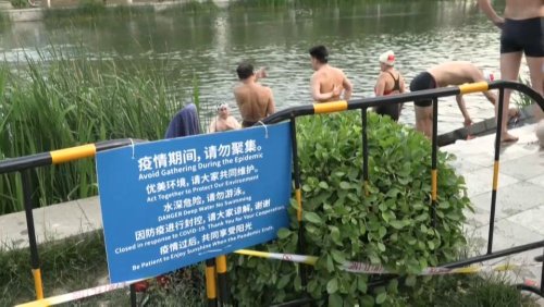 Schwimmen neben dem Verbotsschild: Pekinger setzen sich über Corona-Regeln hinweg