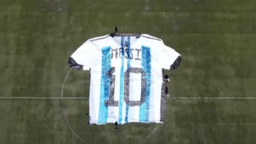 Video: Das weltgrößte aufblasbare Trikot zu Ehren von Lionel Messi