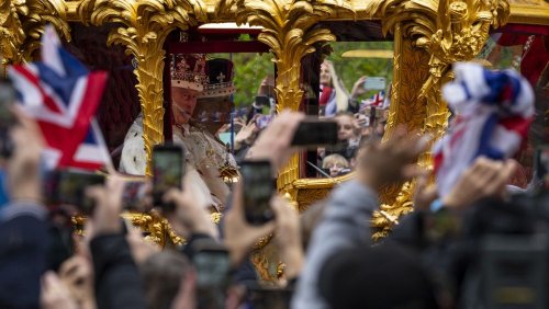 Londres : des dizaines de milliers de personnes venues apercevoir le roi et la reine couronnés