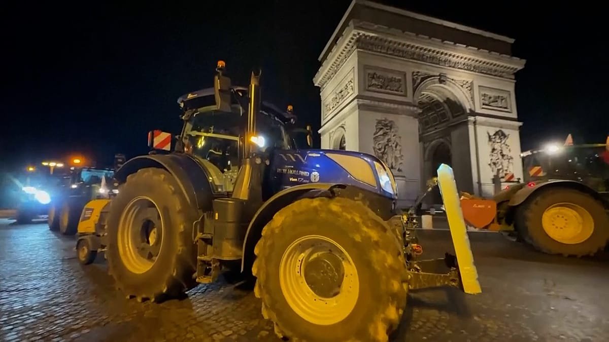 Vidéo. Agriculteurs français encerclent Paris en tracteurs contre l’accord UE-Mercosur