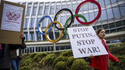 Bannissement des athlètes russes : des exclusions, des exceptions et des tensions