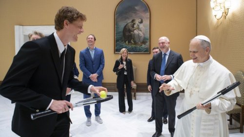Tennisweltranglistenerster Sinner schenkt Tennisspieler Papst Leo XIV. seinen Schläger