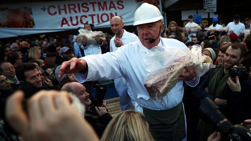 سنت حراج گوشت سال نو در لندن و پیشنهاد قیمت از سوی خریداران