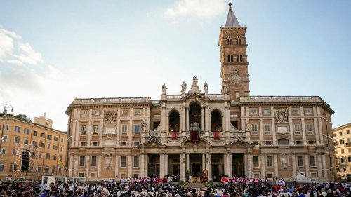 Prière du rosaire pour le pape François à la basilique Sainte-Marie-Majeure de Rome